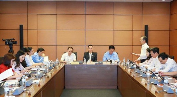 Diputados de la delegación parlamentaria de la ciudad de Da Nang y las provincias de Tuyen Quang, Tay Ninh y Son La en debate en grupo. (Fotografía: VNA)