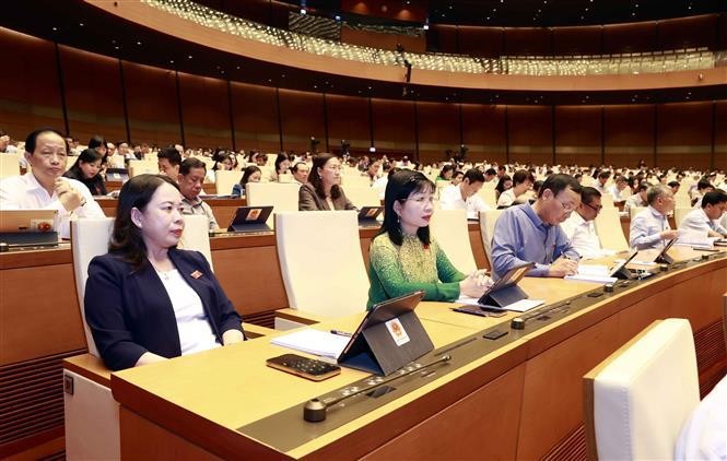 La Asamblea Nacional de Vietnam de la XV legislatura aprueba la lista de 44 cargos que se someterán a la votación de confianza. (Fotografía: VNA)
