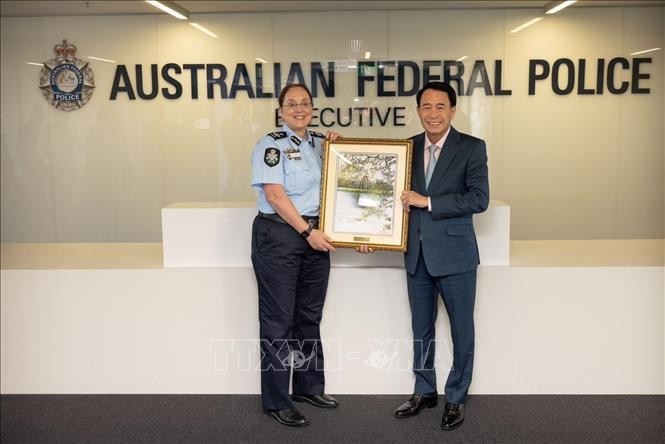 Teniente general Le Quoc Hung entrega regalo a Lesa Gale, comisionada adjunta de la Policía Federal Australiana. (Fotografía: VNA)