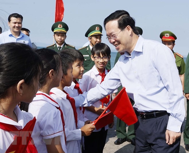 El presidente de Vietnam, Vo Van Thuong, con alumos de Co To. (Fotografía: VNA)
