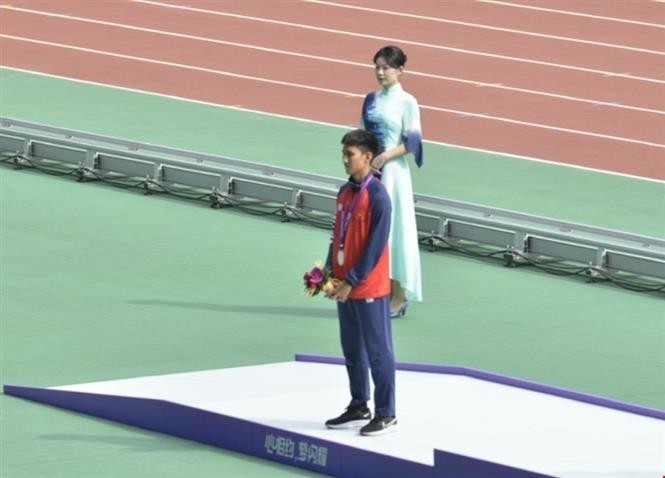 El atleta Pham Nguyen Khanh Minh gana la medalla de plata en Asian Para Games 2023. (Fotografía: VNA)