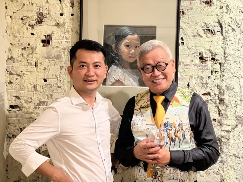 El pintor Ngo Tran Vu (derecha) y el juez Ngo Kim Khoi, organizadores del evento.