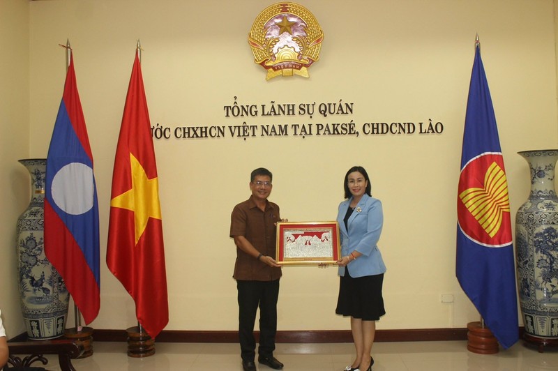 La vicepresidenta del Consejo Popular de Da Nang, Nguyen Thi Anh Thi, y el cónsul de Vietnam en la provincia laosiana de Paksé, Nguyen Van Trung.
