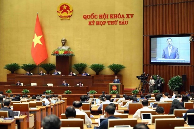 El primer ministro Pham Minh Chinh responde a preguntas de los diputados. (Fotografía: VNA)