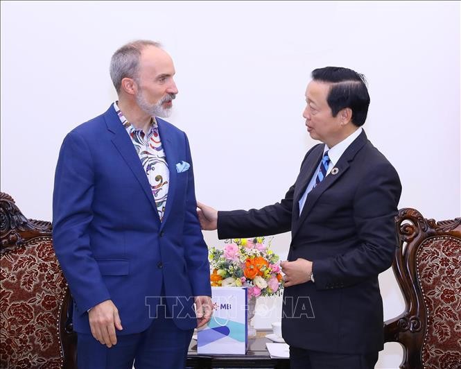 El viceprimer ministro vietnamita Tran Hong Ha recibe al profesor David Rogers de la Universidad Columbia de Estados Unidos. (Fotografía: VNA)