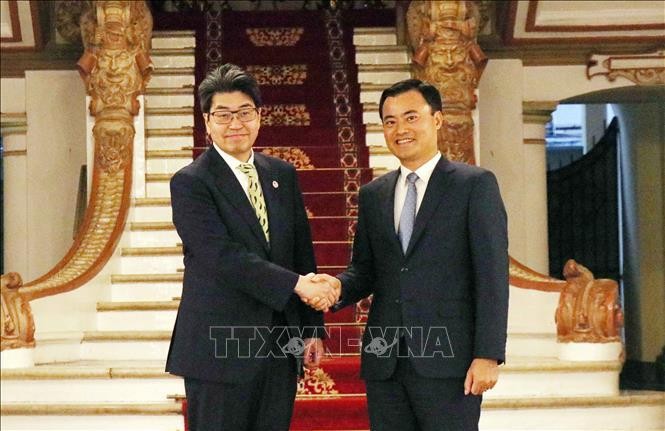 El vicepresidente del Comité Popular de Ciudad Ho Chi Minh Bui Xuan Cuong recibe al gobernador de Banco Japonés para la Cooperación Internacional (JBIC), Hayashi Nobumitsu. (Fotografía: VNA)