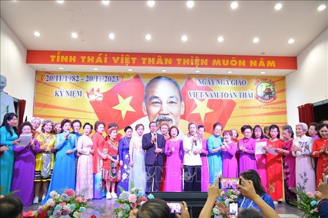 Una actuación en el evento en honor a maestros vietnamitas en Tailandia. (Fotografía: VNA)