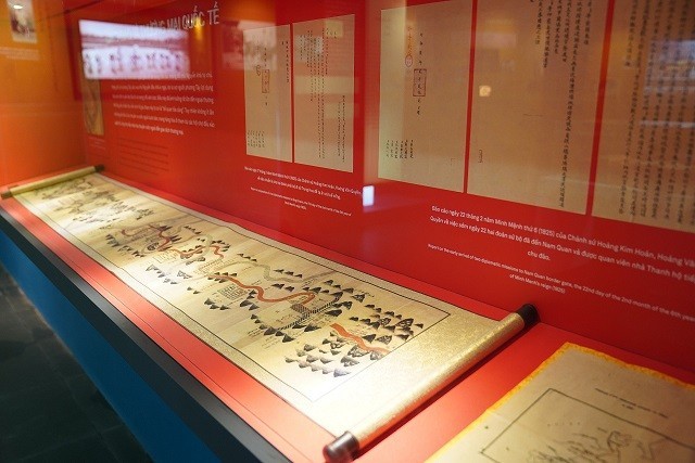 Textos oficiales de la dinastía Nguyen en exhibición.
