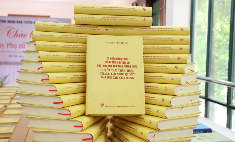 El libro del secretario general del Partido Comunista de Vietnam, Nguyen Phu Trong. (Fotografía: VNA)
