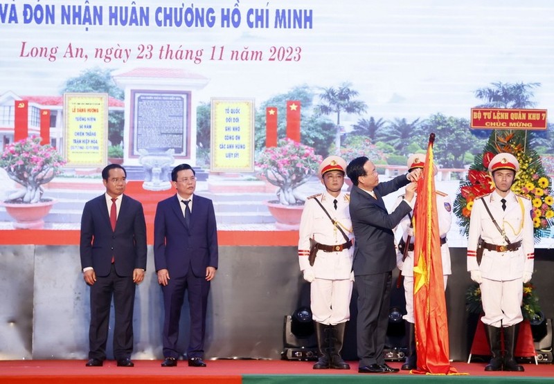 El presidente Vo Van Thuong coloca la Orden Ho Chi Minh en la bandera tradicional de la provincia de Long An. (Fotografía: VNA)