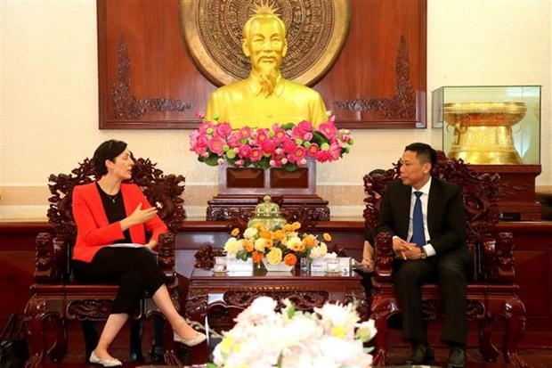 El vicepresidente del Comité Popular de la ciudad de Can Tho, Nguyen Thuc Hien, y la cónsul general de Canadá en Ciudad Ho Chi Minh, Annie Dubé. (Fotografía: VNA)