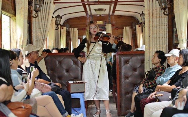 Espectáculos musicales gratuitos en el tren. (Fotografía: thethaovanhoa.vn)