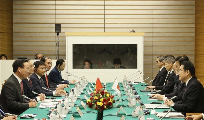 El presidente de Vietnam, Vo Van Thuong, sostiene conversaciones con el primer ministro de Japón, Kishida Fumio.(Fotografía: VNA)