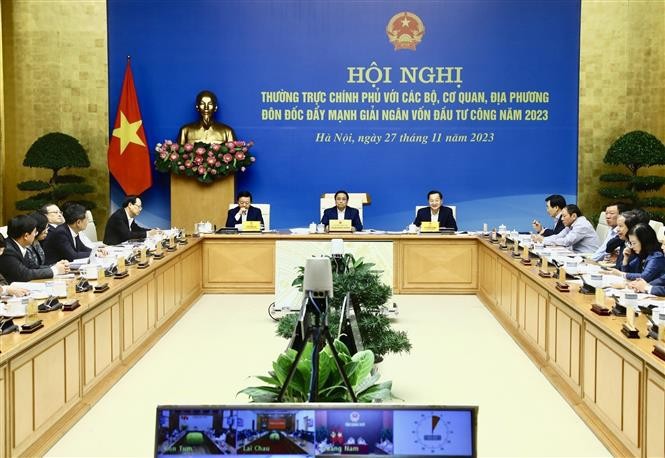 El primer ministro de Vietnam, Pham Minh Chinh preside la reunión en línea del Comité Permanente del Gobierno. (Fotografía: VNA)