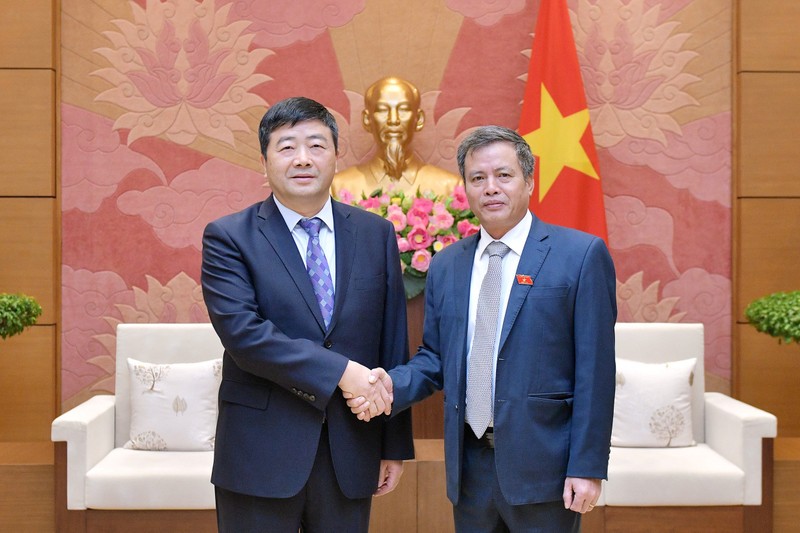 El vicepresidente del Comité de Defensa y Seguridad Nacional de la Asamblea Nacional de Vietnam, general de división Nguyen Hai Hung, y el vicetitular permanente de la Asamblea Popular Regional de Guangxi, Fang Chunming.
