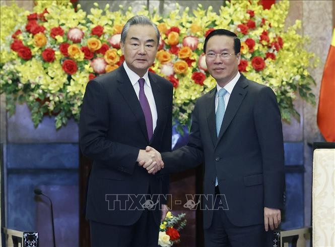 El presidente vietnamita Vo Van Thuong (derecha) y el jefe de la Oficina del Comité la Comisión de Asuntos Exteriores del Comité Central del Partido Comunista y canciller de China, Wang Yi. (Fotografía: VNA)