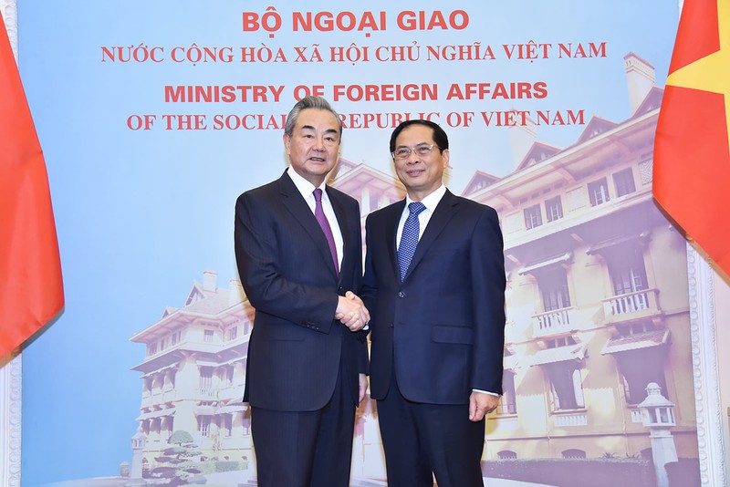El ministro de Relaciones Exteriores, Bui Thanh Son (derecha), y el miembro del Buró Político, jefe de la Oficina del Comité la Comisión de Asuntos Exteriores del Comité Central del Partido Comunista y canciller de China, Wang Yi. (Fotografía: Ministerio de Relaciones Exteriores de Vietnam)