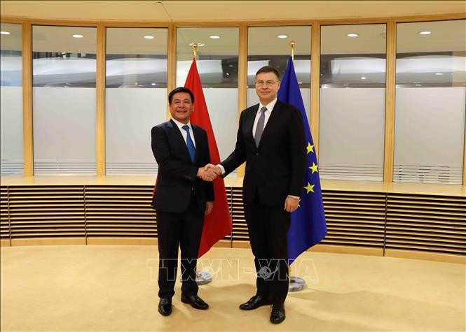 Nguyen Hong Dien, ministro vietnamita de Industria y Comercio y Valdis Dombrovskis, vicepresidente ejecutivo de la Comisión Europea y comisario de Comercio de la Unión Europea. (Fotografía: VNA)