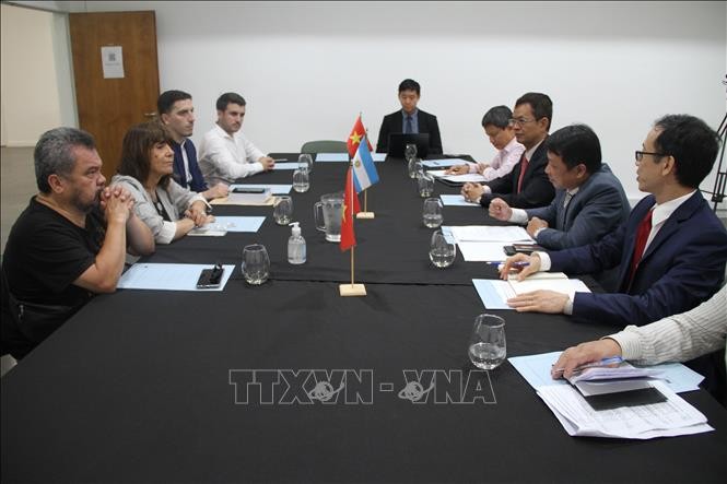 La delegación de la Revista Comunista trabaja con los líderes del PJ. (Fotografía: VNA)