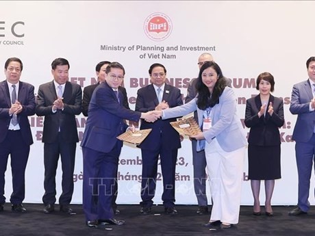 El primer ministro Pham Minh Chinh presencia la entrega de actas de cooperación en inversiones entre empresas de Vietnam y EAU. (Fotografía: VNA)
