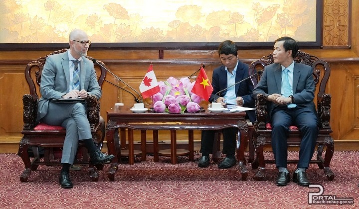 El presidente del Comité Popular de esa central provincia vietnamita, y el embajador de Ottawa en Hanói, Shawn Steil.