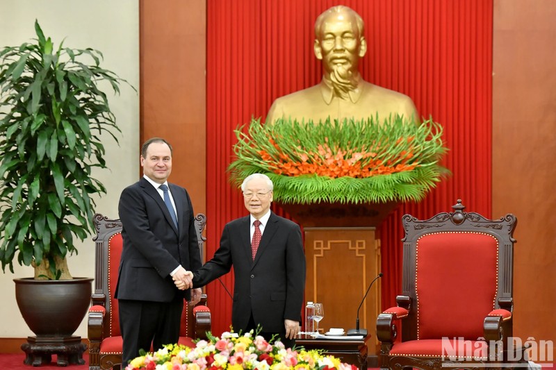 El secretario general del Partido Comunista de Vietnam (PCV), Nguyen Phu Trong, recibe al primer ministro de Belarús, Roman Golovchenko. (Fotografía: Nhan Dan)