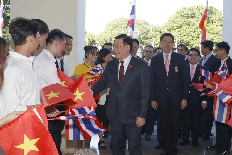 Estudiantes de la Universidad de Chulalongkor dan la bienvenida al presidente de la Asamblea Nacional de Vietnam, Vuong Dinh Hue. (Fotografía: VNA)
