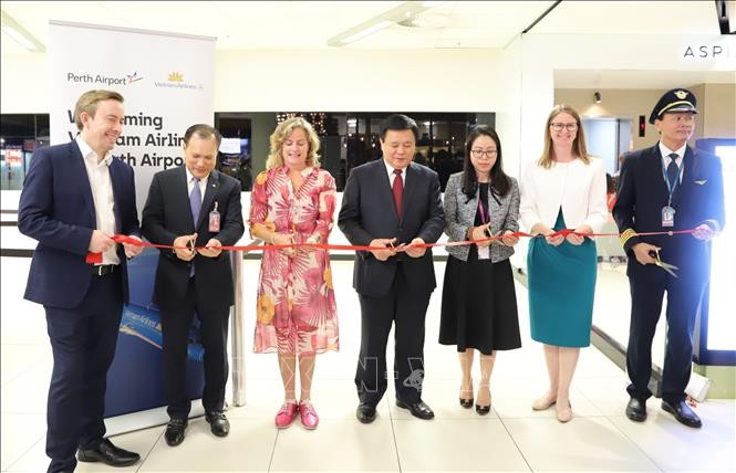 Los delegados cortan la cinta para inaugurar la nueva ruta aérea directa entre Ciudad Ho Chi Minh y la ciudad de Perth en Australia. (Fotografía: VNA)