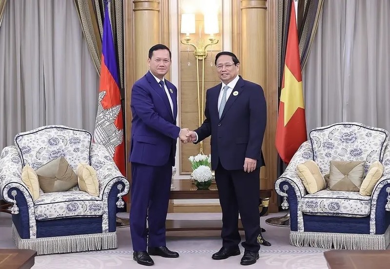 El primer ministro de Vietnam, Pham Minh Chinh (D), se reúne con su homólogo camboyano, Samdech Moha Borvor Thipadei Hun Manet, con motivo de la Cumbre Asean-Consejo de Cooperación del Golfo (Asean-CCG), en Arabia Saudita, el 20 de octubre de 2023. (Fotografía: VNA)