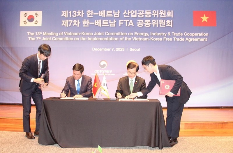 La firma de los tratados de cooperación entre ambos países. (Fotografía: VNA)