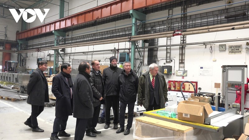 La delegación vietnamita visitó una fábrica de producción del grupo checo Sklostroj. (Fotografía: VOV)