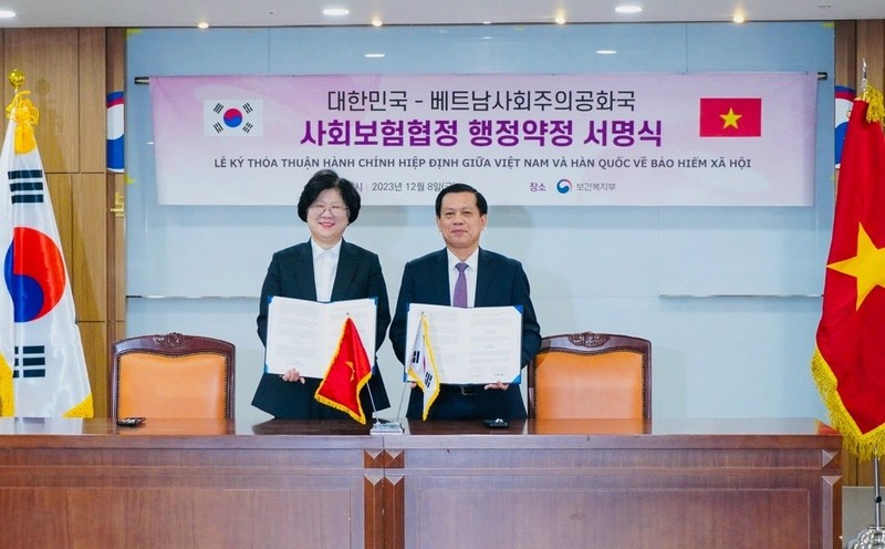 Durante la firma del acuerdo para implementar el tratado intergubernamental sobre seguridad social entre Vietnam y Corea del Sur. (Fotografía: VNA)