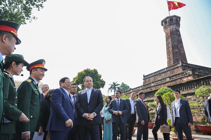 El primer ministro de Vietnam, Pham Minh Chinh, y su homólogo bielorruso, Roman Golovchenko, visitan la Torre de la Bandera de Hanói. (Fotografía: VNA)