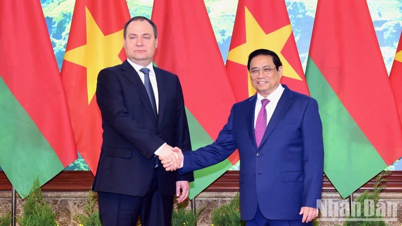 El primer ministro de Vietnam, Pham Minh Chinh, y su homólogo bielorruso, Roman Golovchenko.