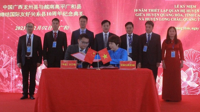 Representantes de ambas localidades firman acuerdo de cooperación amistosa. (Fotografía: VNA)