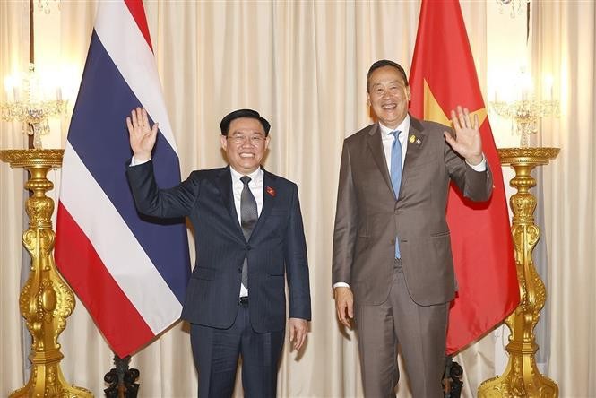 El presidente de la Asamblea Nacional, Vuong Dinh Hue, y el primer ministro de Tailandia, Srettha Thavisin. (Fotografía: VNA)