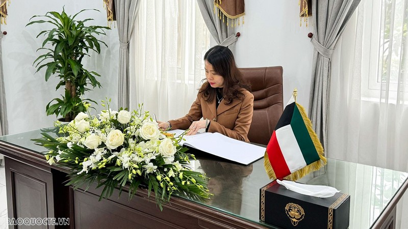 La viceministra de Relaciones Exteriores de Vietnam Nguyen Minh Hang escribe en el libro conmemorativo en memoria del Jeque Ahmed Al Nawaf Al Sabah.