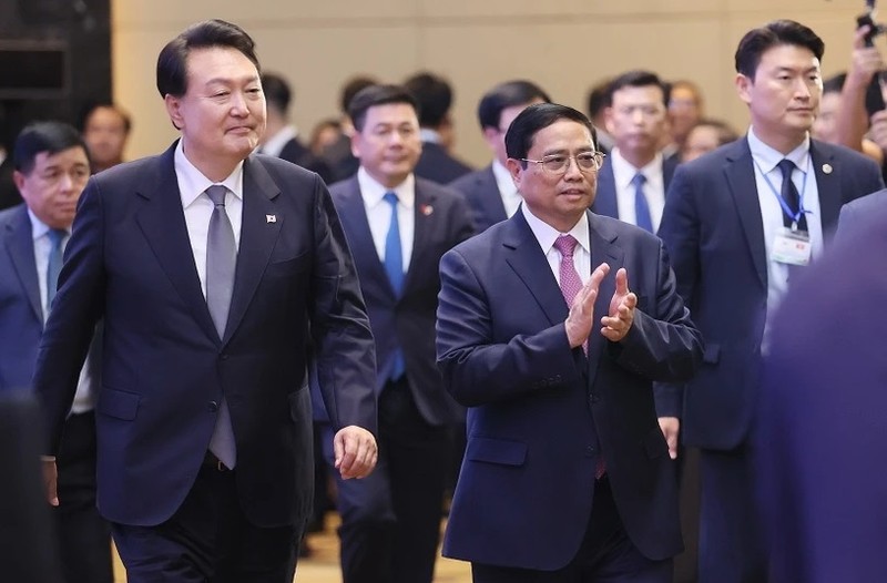 El primer ministro vietnamita, Pham Minh Chinh, y el presidente sudcoreano, Yoon Suk Yeol, asistieron al Foro Empresarial Vietnam-Corea en junio de 2023. (Fotografía: VNA)