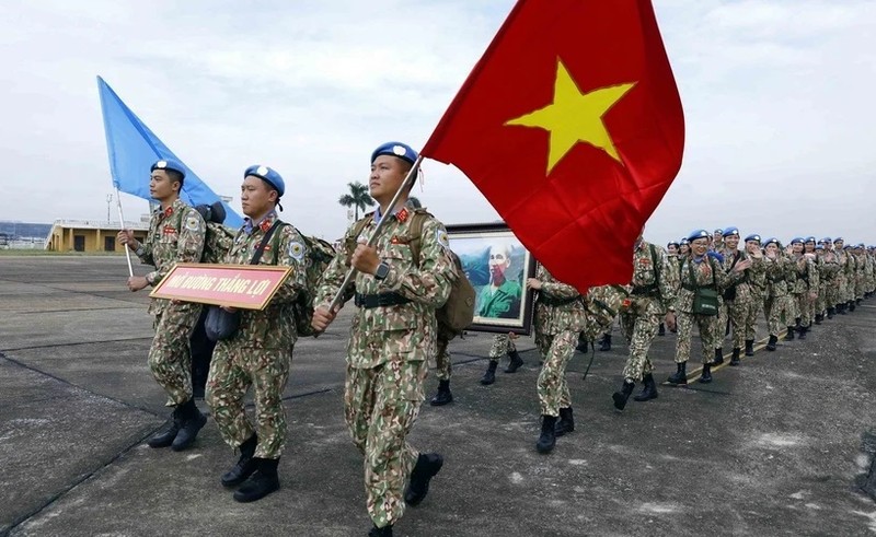 La fuerza de mantenimiento de la paz de Vietnam partió desde el aeropuerto enternacional de Noi Bai (Hanói), para llevar a cabo operaciones de las Naciones Unidas en la Misión UNISFA. (Fotografía: VNA)