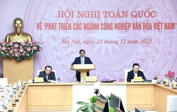 El primer ministro Pham Minh Chinh interviene en la teleconferencia sobre el desarrollo de las industrias culturales. (Fotografía: VNA)
