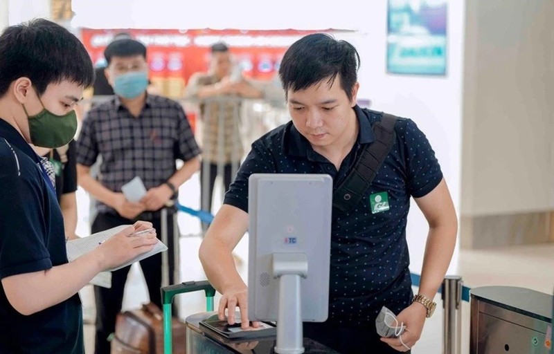 Los pasajeros utilizan la aplicación de autenticación biométrica. (Fotografía: VNA)