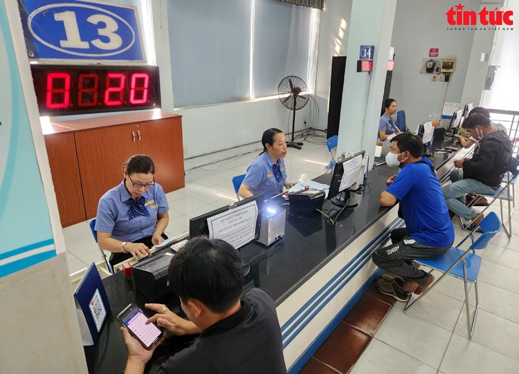 Los clientes compran entradas de tren para las vacaciones del Año Nuevo Lunar 2024. (Fotografía: VNA)