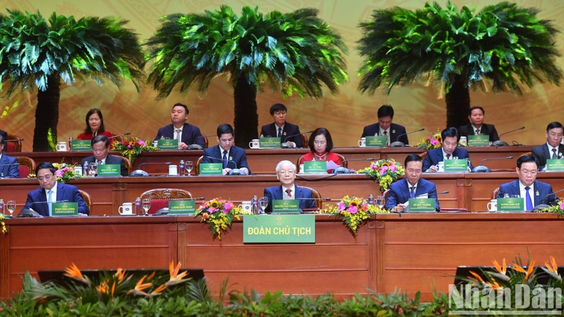 El secretario general del Partido Comunista de Vietnam, Nguyen Phu Trong, y el presidente Vo Van Thuong asisten al evento. (Fotografía: Nhan Dan)