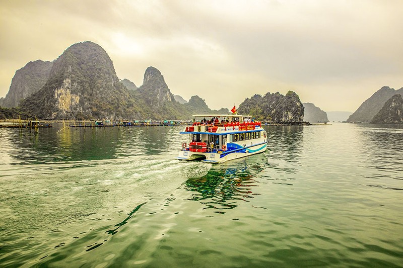 Turistas visitan la Bahía de Ha Long, en la provincia de Quang Ninh. (Fotografía: baovanhoa.vn)