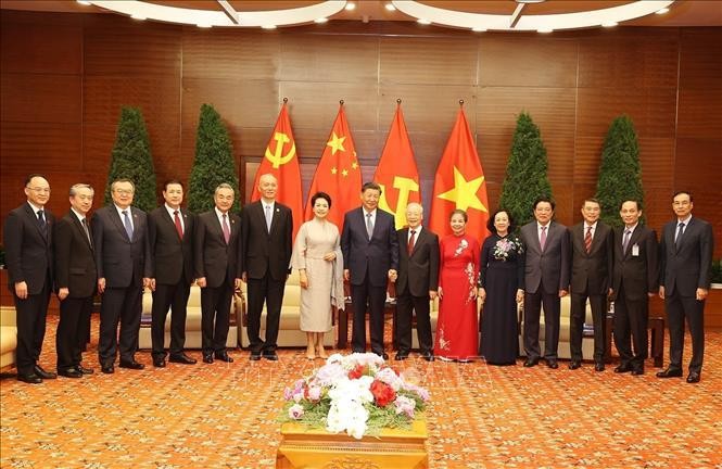 El secretario general del Partido Comunista de Vietnam, Nguyen Phu Trong, y su esposa y el secretario general del Partido Comunista y presidente de China, Xi Jinping, y su esposa se tomaron una fotografía con los delegados. (Fotografía: VNA)