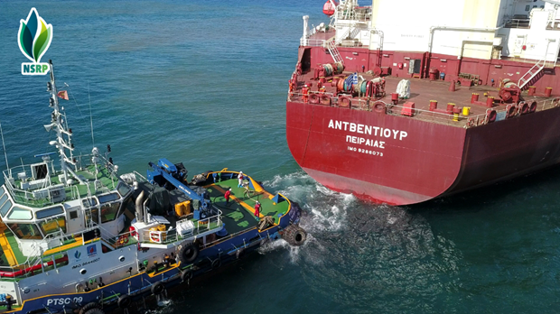 Un buque transporta petróleo a la empresa de Refinería y Petroquímica Nghi Son (NSRP). (Fotografía: Cortesía de la empresa)
