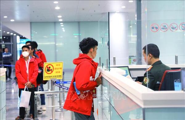Un ciudadano repatriado desde Myanmar realiza trámites en el aeropuerto de Noi Bai en Hanoi el 5 de diciembre. (Fotografía: VNA)