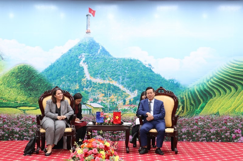 El vicepresidente del Comité Popular de la norteña provincia de Ha Giang, Nguyen Van Son, y la embajadora de Nueva Zelanda en Vietnam, Tredene Dobson.