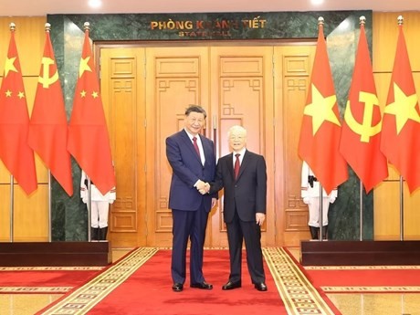 El secretario general del Partido Comunista de Vietnam, Nguyen Phu Trong, (D) y el secretario general del Partido Comunista y presidente de China, Xi Jinping. (Fotografía: VNA)