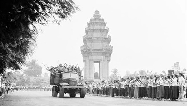Decenas de miles de personas en Phnom Penh se encontraban a ambos lados de la carretera para despedir a los voluntarios vietnamitas que habían cumplido su deber internacional y partían de regreso a casa. (Fotografía: VNA)